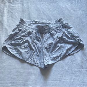 Lululemon White Tracker Low-Rise Lined Short 4" - Size 12